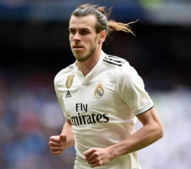 Jonathan Barnett, representante de Gareth Bale, ha vuelto a confirmar que el galés no va a salir del Real Madrid en este mercado de transferencias y muchísimo menos a modo de cesión. 'Es uno de los mejores jugadores del planeta, ¿por qué uno de los mejores jugadores del planeta se iría cedido del Real Madrid? Es algo totalmente ridículo. Las cesiones son ridículas y, de todos modos, no muchos clubes pueden permitirse tener a Bale en su plantilla. Está contento, jugará en el Real Madrid y, con suerte, ganará otro par trofeos con ellos', dijo el agente.