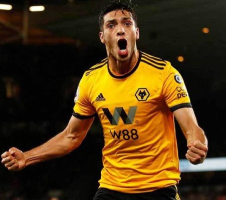 Raul Jiménez: Luego de su gran campaña con el Wolverhampton, en Inglaterra señalan que el poderoso Manchester United está interesado en el fichaje del delantero mexicano. El jugador del área de Concacaf podría llegar al club más ganador del balompié inglés.