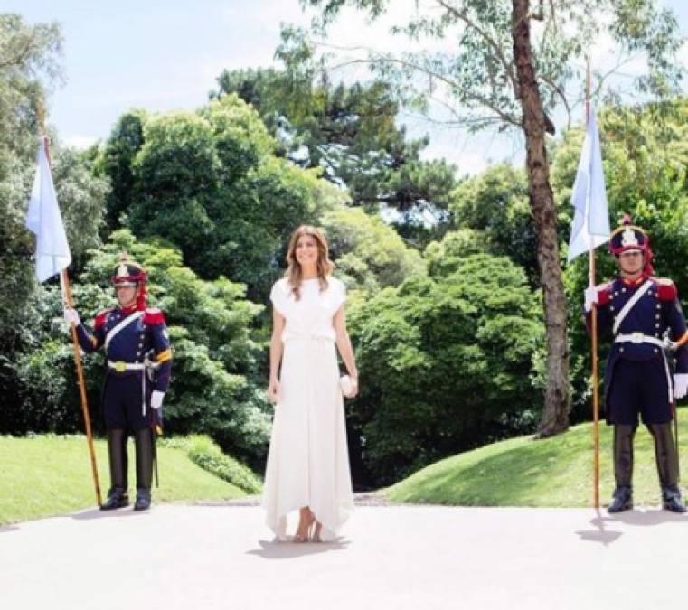 Awada remarcó su estilo simple y chic con los espectaculares y acertados diseños que lució durante los eventos que presidió. Para el almuerzo inaugural optó por un vestido blanco de líneas simples y un corte en la cintura firmado por el diseñador argentino Javier Saiach.