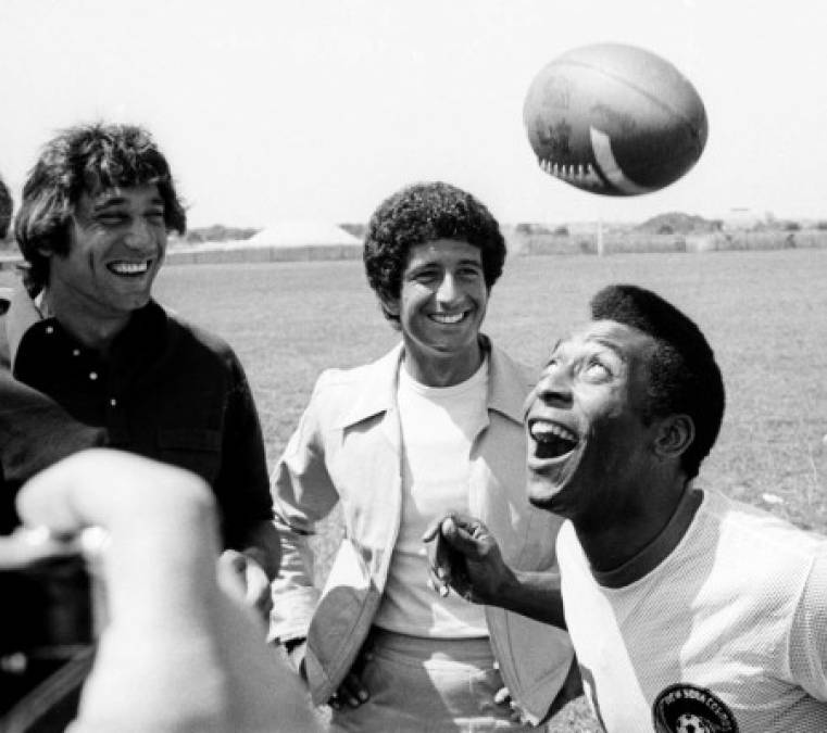 Pelé es el máximo anotador de la selección de Brasil y del Santos, con 77 y 474 goles respectivamente. En su carrera marcó 760 goles oficiales, 541 en campeonatos de liga, convirtiéndolo en el máximo goleador de toda la historia.