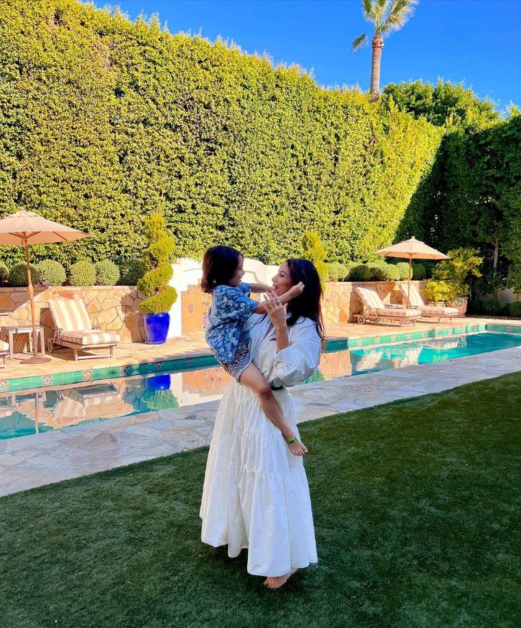 Longoria reconoció su privilegio al poder tomar esta decisión. “Soy privilegiada. Puedo escaparme e ir a algún lado. La mayoría de los estadounidenses no tienen tanta suerte”. Esta reflexión la llevó a sentir una profunda responsabilidad hacia aquellos que no pueden dejar el país.