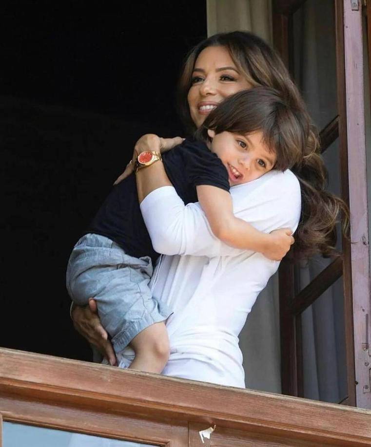 Longoria se mudó junto a su esposo, José Bastón, y su hijo Santiago. La actriz destacó la importancia de proporcionar un entorno seguro y estable para su hijo. “Quiero que Santiago crezca en un lugar donde se sienta seguro y protegido”. La familia ahora divide su tiempo entre México y España, países que Longoria considera más adecuados para criar a su hijo.