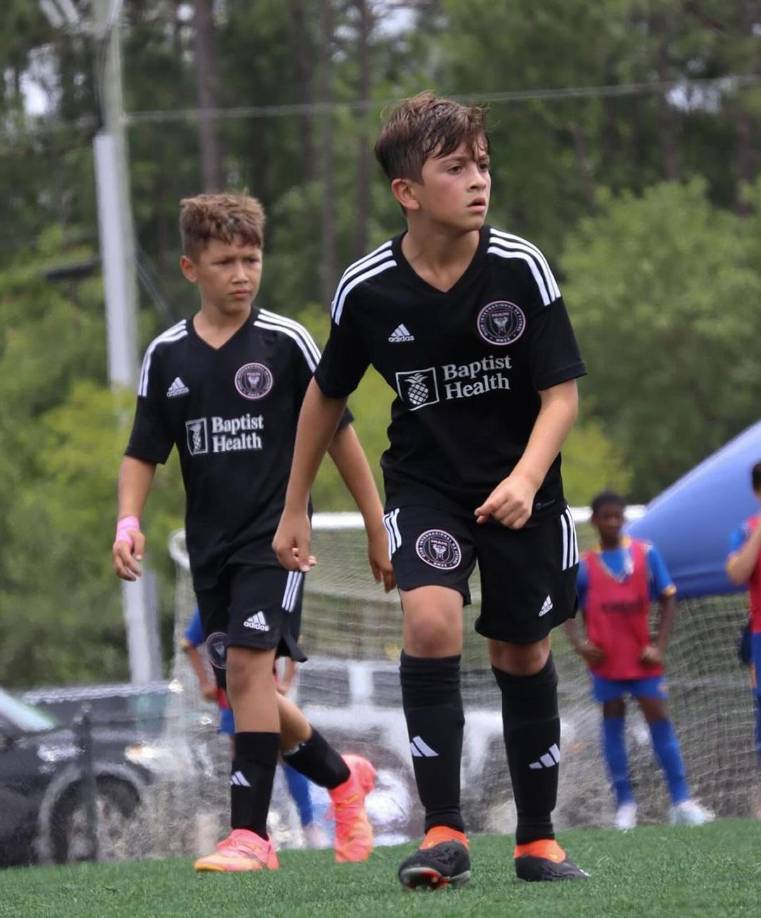 Por su parte, Thiago Messi se está forjando su propio camino, demostrando un talento natural que recuerda a su ilustre padre.