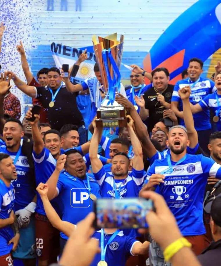 Así levantó Omar Elvir la Copa 18 del Motagua.