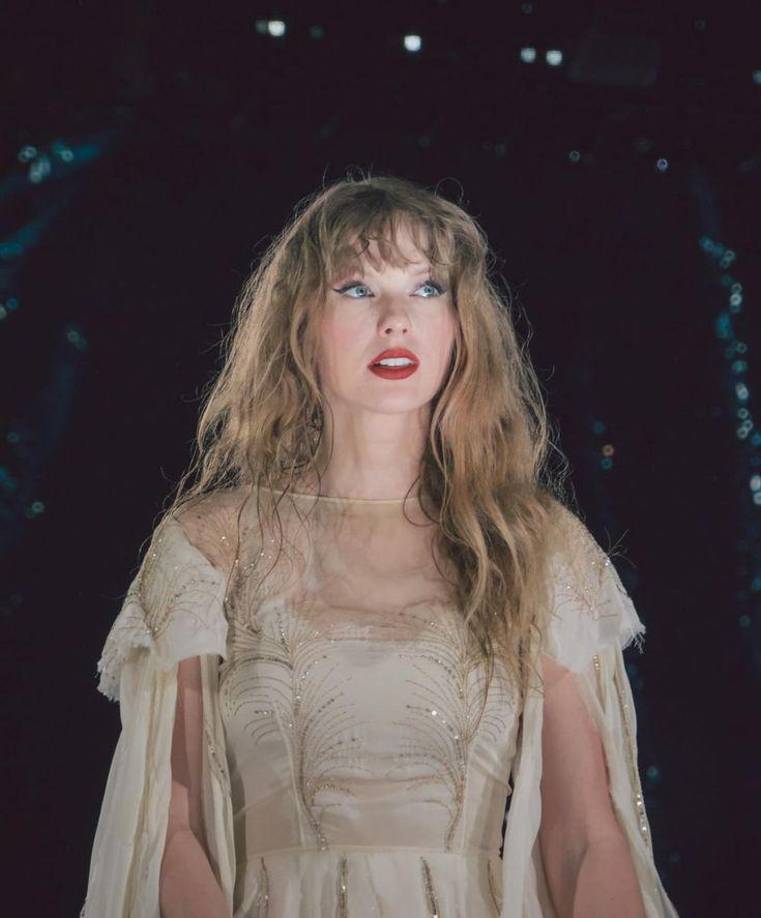 Swift ganó el premio a la Mejor Artista Femenina por sexta vez, un récord, después de haber ganado anteriormente en 2013, 2015, 2018, 2021 y 2023. Ha ganado en tres de los últimos cuatro años, y solo se perdió este período en 2022, cuando ganó Olivia Rodrigo .