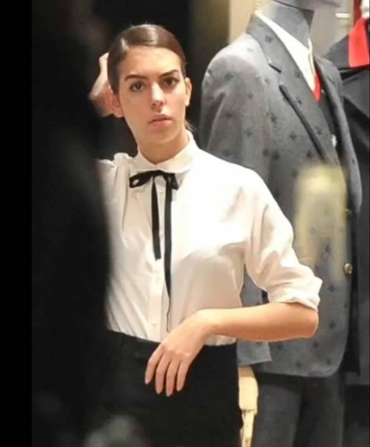 En su serie, Georgina Rodríguez relató cómo fueron esos tiempos previos a toparse con el amor de su vida: “Mi llegada a Madrid fue tremenda. Estuve buscando muchos pisos baratos, 300 euros. Y acabé en un piso que había sido una bodega... Un frío en invierno y un calor en verano...”.