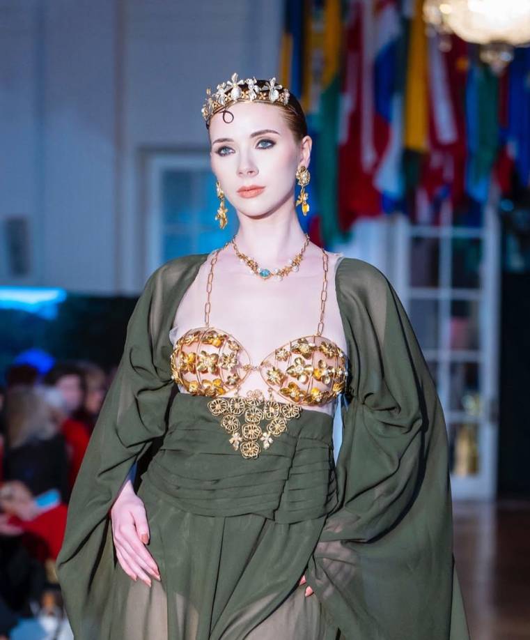 Otro de los estilos de bustier confeccionado a mano al igual que todas las piezas de la colección.