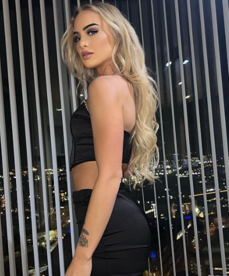 Según revela el medio británico The Sun, la jugadora del Aston Villa fue “rescatada” por Rashford cuando ella asistía a un club nocturno en compañía de sus amigos.