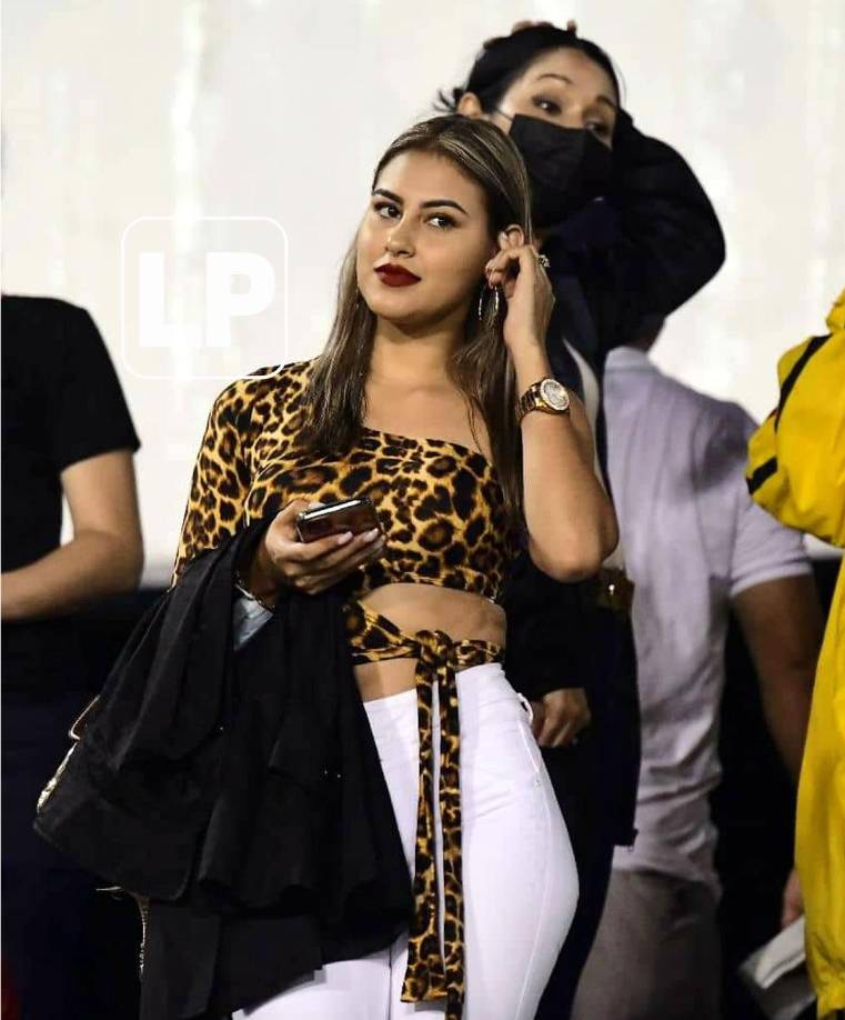 Esta bella chica robó miradas en las gradas del estadio Olímpico.