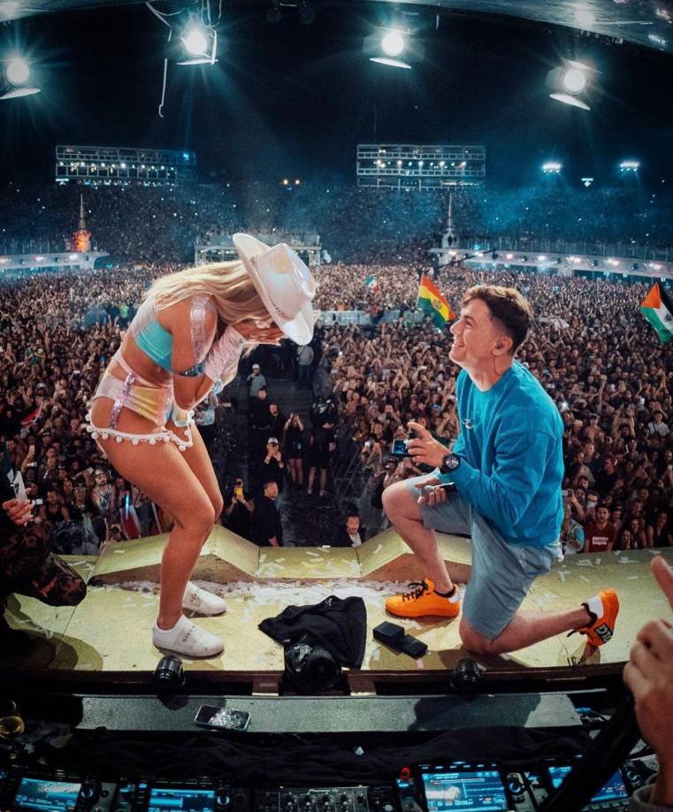 “Esta es mi hermosa novia Lele Pons, y quiero hacerle una pregunta: ‘¿Te casarías conmigo?’”, dijo el cantante mientras se arrodillada frente a Lele Pons, según un video que compartieron en Instagram.