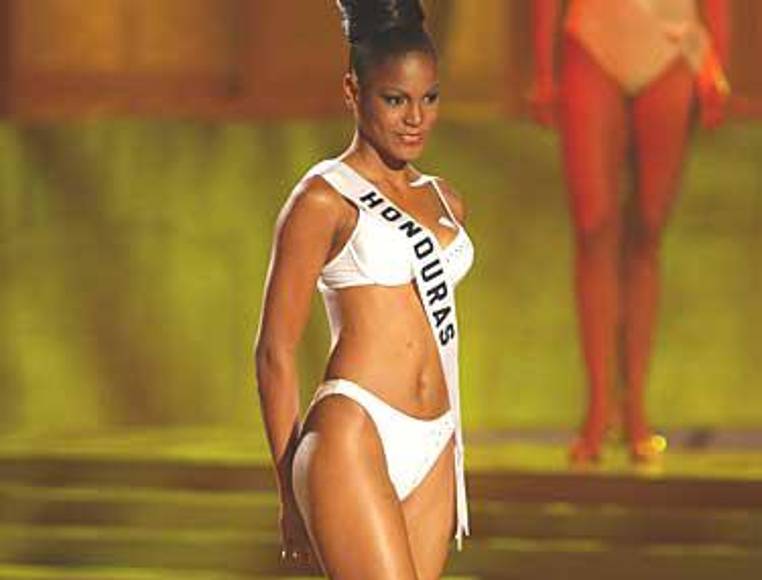 Érika Ramírez fue destituida de su título como Miss Honduras Universo 2002. Ella acusó de racismo y maltrato a Eduardo Zablah, quien en ese entonces era franquiciador de Miss Honduras Universo y la Organización Miss Universe canceló la franquicia a Zablah. Sin embargo, la reina de belleza fue acusada de tres delitos y la justicia solo la encontró culpable de uno (injuria), por lo cual tuvo que realizar trabajo comunitario.