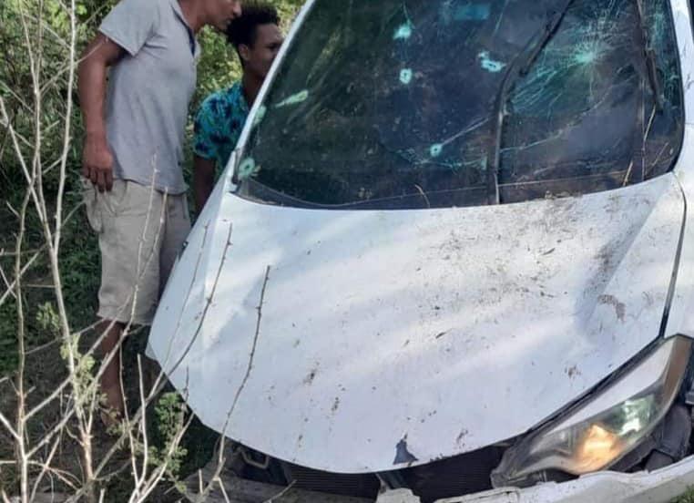 Acribillan a dos hombres dentro de un carro en Olancho
