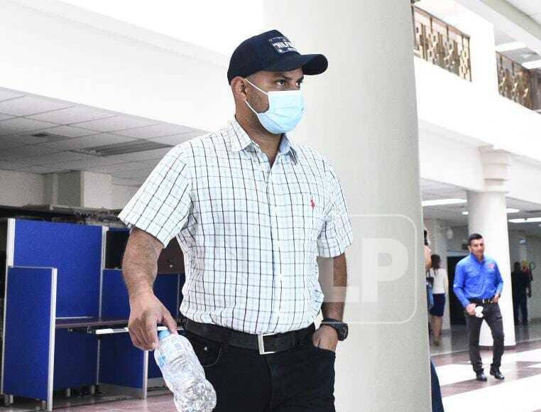 De forma violenta rompieron el portón e ingresaron, dirigiéndose a la habitación del ofendido para luego llevarlo hasta la sala, donde fue víctima de golpes en todo su cuerpo, mientras otros efectivos registraban la casa.