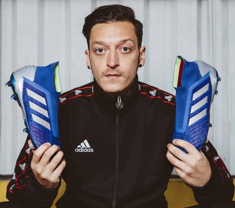 El representante de Mesut estima que la venta de botas podría reportarle unos beneficios al futbolista de 2 millones de euros. 