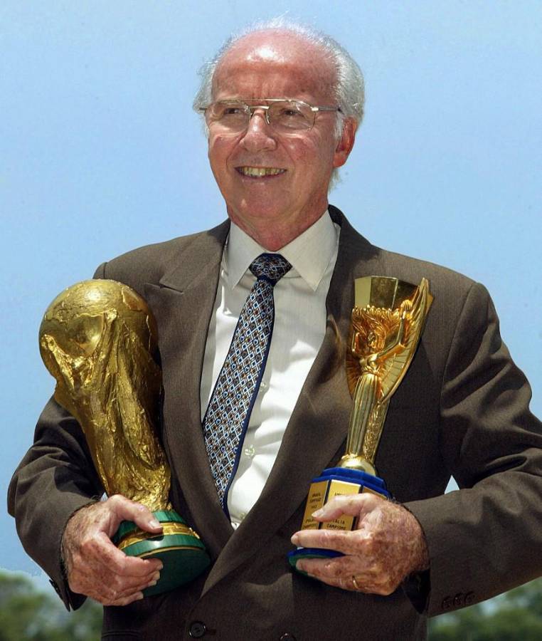 Mário Zagallo con dos Copas del Mundo.