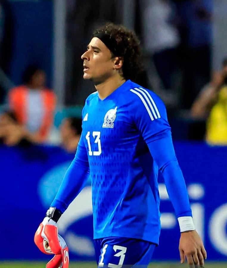 ‘Memo‘ Ochoa se retiró del campo en el primer tiempo lesionado del hombro izquierdo.