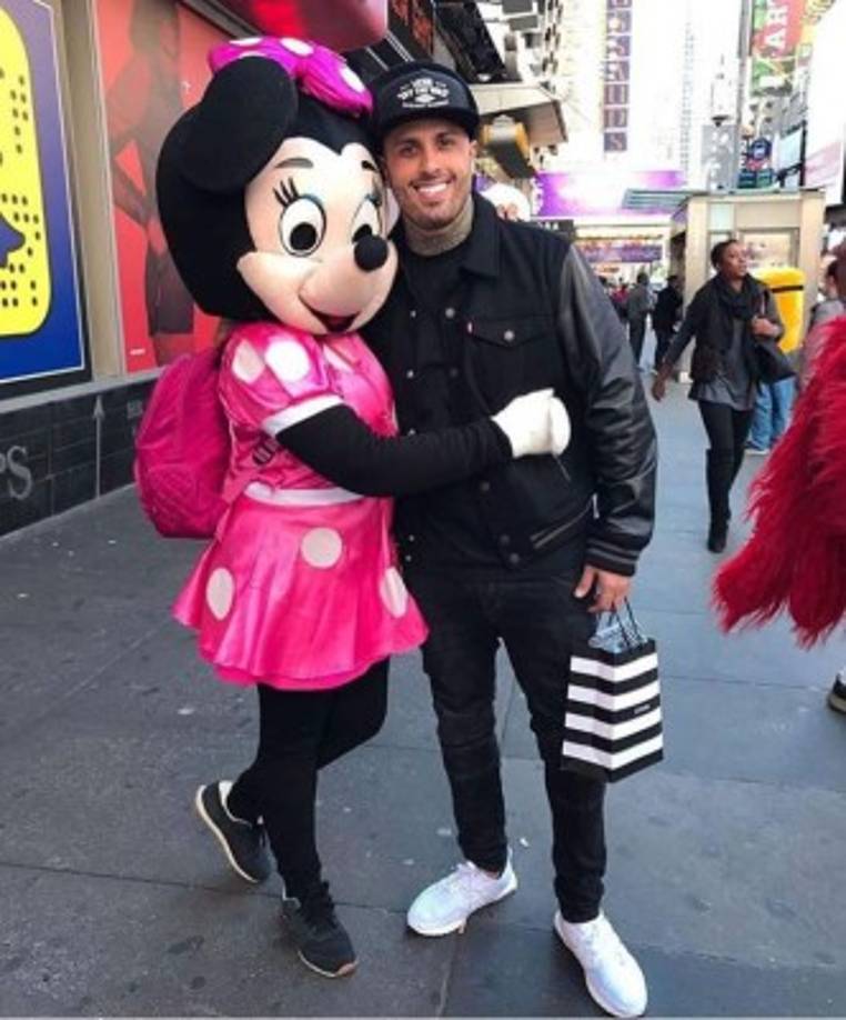 Nicky Jam junto a Minnie Mouse.