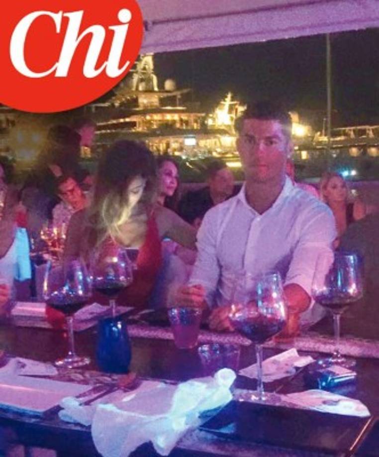 La modelo y personalidad televisiva Cristina Buccino reveló que tuvo una cena con Cristiano Ronaldo, sumándose así a la lista de conquistas veraniegas del crack portugués. Ambos fueron captado.