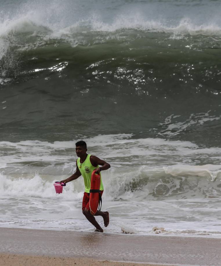 El instituto espera que Blas se mantenga sobre las aguas del océano Pacífico para después debilitarse hacia la noche del viernes.