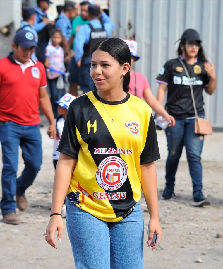 Bien uniformadas las aficiondas del Génesis de Comayagua en el partido contra Olimpia.