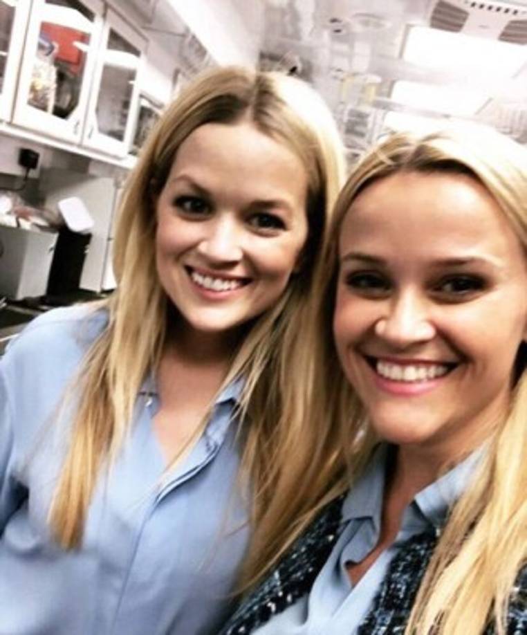 Reese y Lessley aparecieron en las imágenes vestidas iguales y con sus largas melenas rubias peinadas en un estilo muy similar.