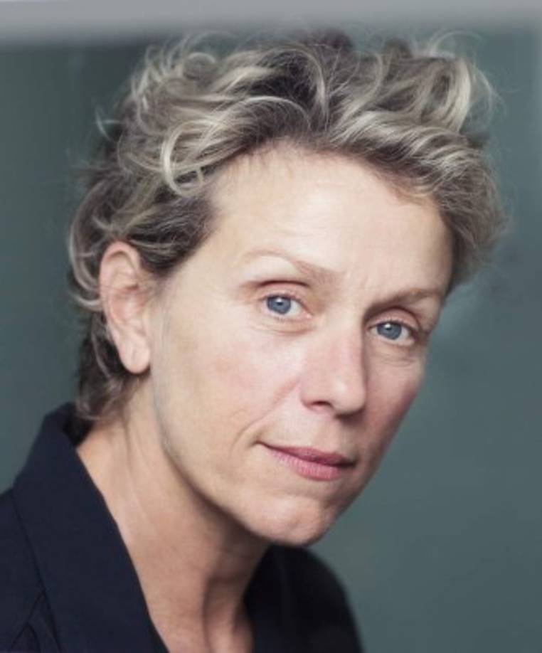 Además, las opciones de McDormand para la gran fiesta del cine con la sexta nominación de su carrera han aumentado algo después de su victoria en los Bafta, el clavo ardiendo al que se agarraba Carey Mulligan ('Una joven prometedora') para no descolgarse de la carrera a los Óscar.