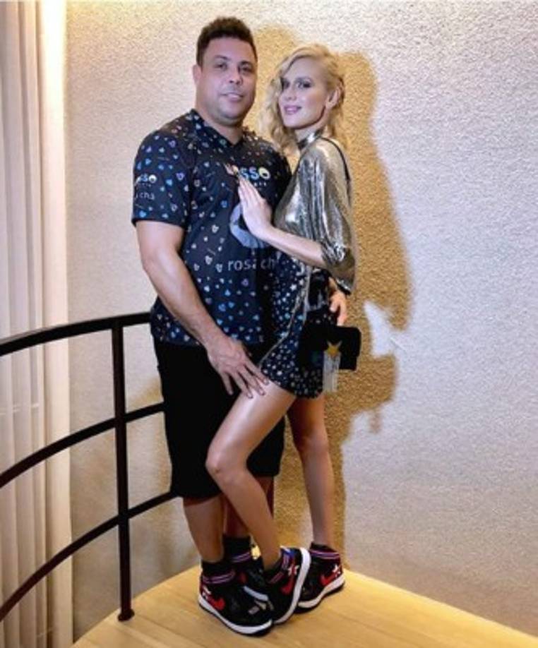 Ella es natural de Curitiba y tiene 15 años menos que el ex jugador del Barcelona y Real Madrid.