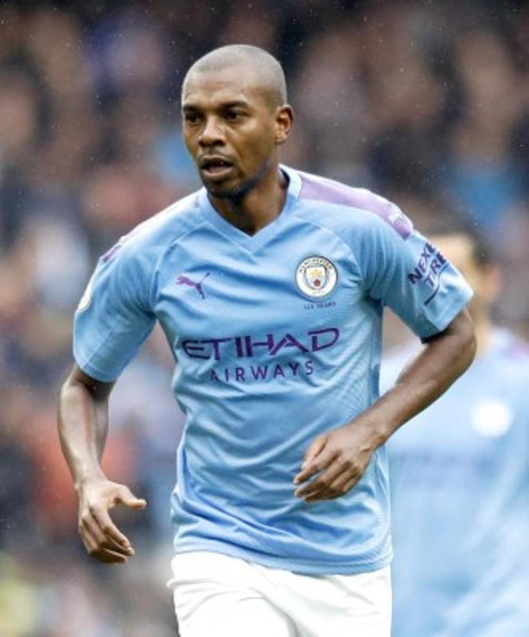 La prensa de Inglaterra asegura que el Manchester City presentará una oferta de renovación a Fernandinho por una temporada más. El central brasileño, de 34 años, es un pilar del equipo de Pep Guardiola que ante la salida de David Silva en junio se considera fundamental contar con jugadores de experiencia como el sudamericano para momentos clave.