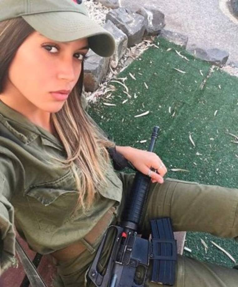 Las muchachas son sometidas a un duro entrenamiento militar.