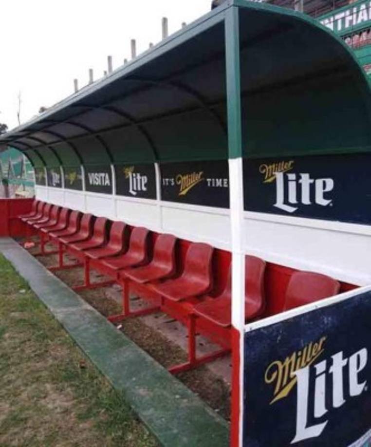 Las bancas del estadio Yankel Rosenthal también fueron debidamentes pintadas.