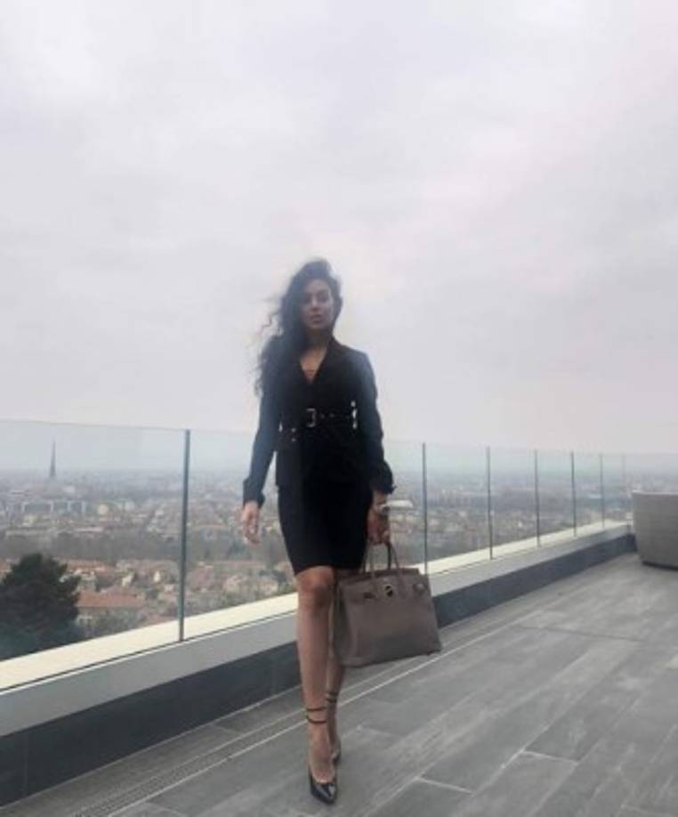 Su colección de bolsos de Hermes es una de las más completas y excusivas, pues cuenta con el mítico modelo Birkin, con un valor de entre 11.000 y 300.000 euros, en practicamente todos los colores y medidas.