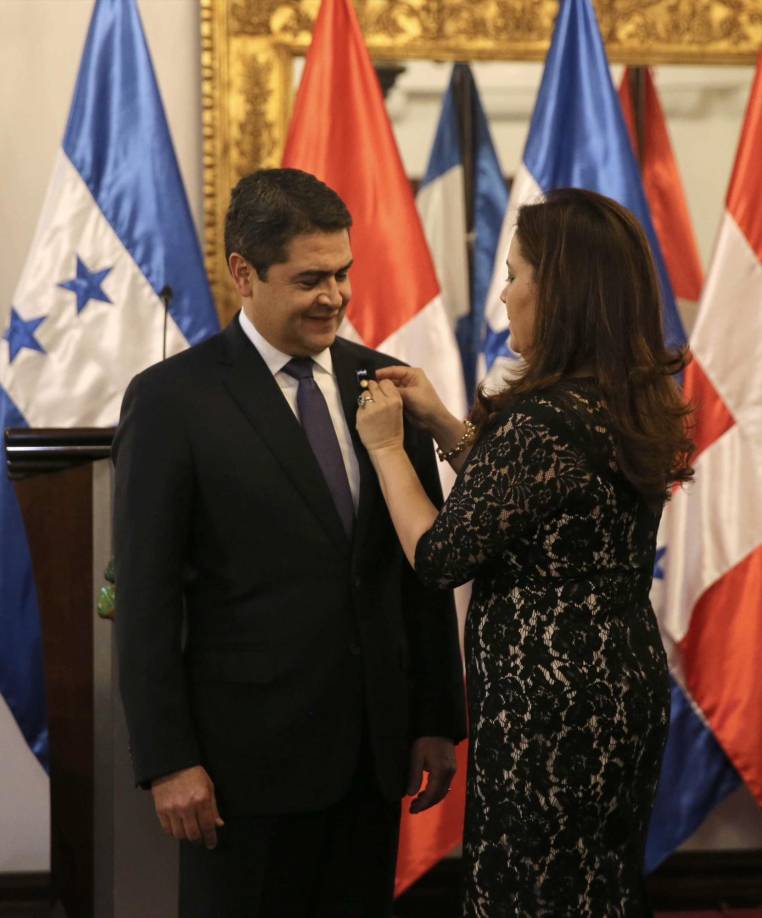 “Han pasado 19 meses de estar injustamente cautivo”, recordó la esposa del expresidente Hernández. 