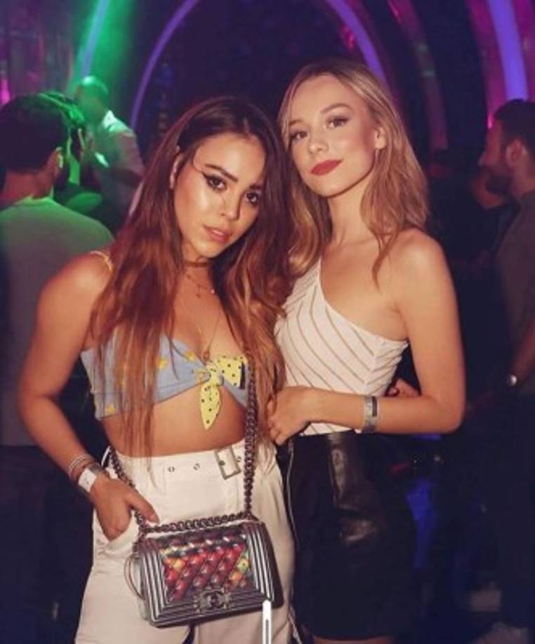 Según un hilo de fans en Twitter, Ester y Speitzer se conocieron cuando él viajó a España en octubre de 2019, momento en el que Danna grababa Élite. Después de eso y de conseguir el rol con Manolo Caro, Speitzer se mudó por varios meses a Madrid.