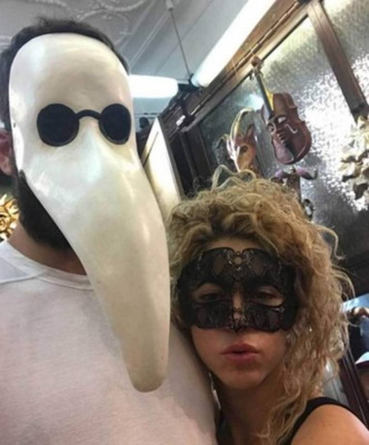 El defensor español Gerard Piqué del FC Barcelona junto a su amada la cantante colombiana Shakira se han unido a la celebración de Halloween.