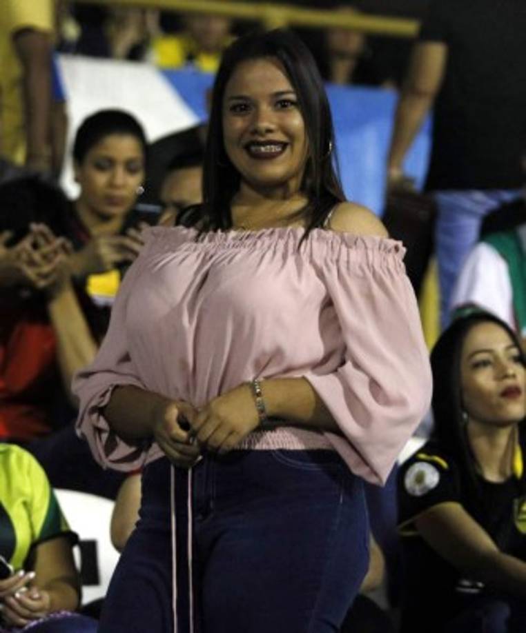 Una guapa aficionada en el estadio Morazán.