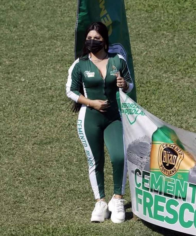 Esta sexy edecán en el césped del estadio Yankel Rosenthal en el juego Marathón-Motagua.