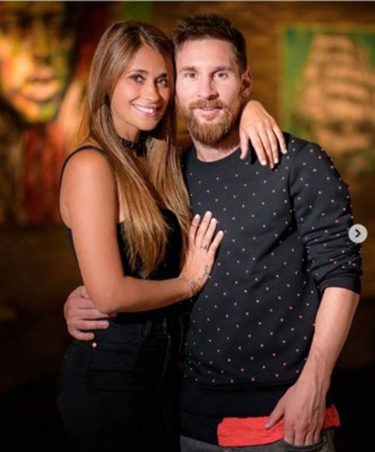 Antonella Roccuzzo conoció a Lionel Messi cuando tan solo eran unos niños gracias a Lucas Scaglia, el que fuera compañero del futbolista en las categorías inferiores de Newell's Old Boys y primo de su actual esposa, que en aquella época practicaba gimnasia deportiva, entrenando 5 horas diarias durante 6 años.