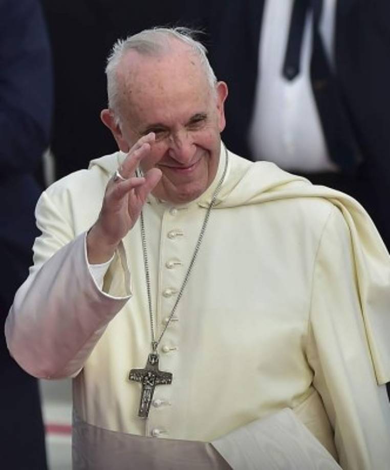 Miles de peregrinos, enfundados en las banderas de sus países, invadieron Ciudad de Panamá y se formaron para saludar al Papa en su camino desde el aeropuerto a la Nunciatura Apostólica, donde pasará la noche.<br/><br/>