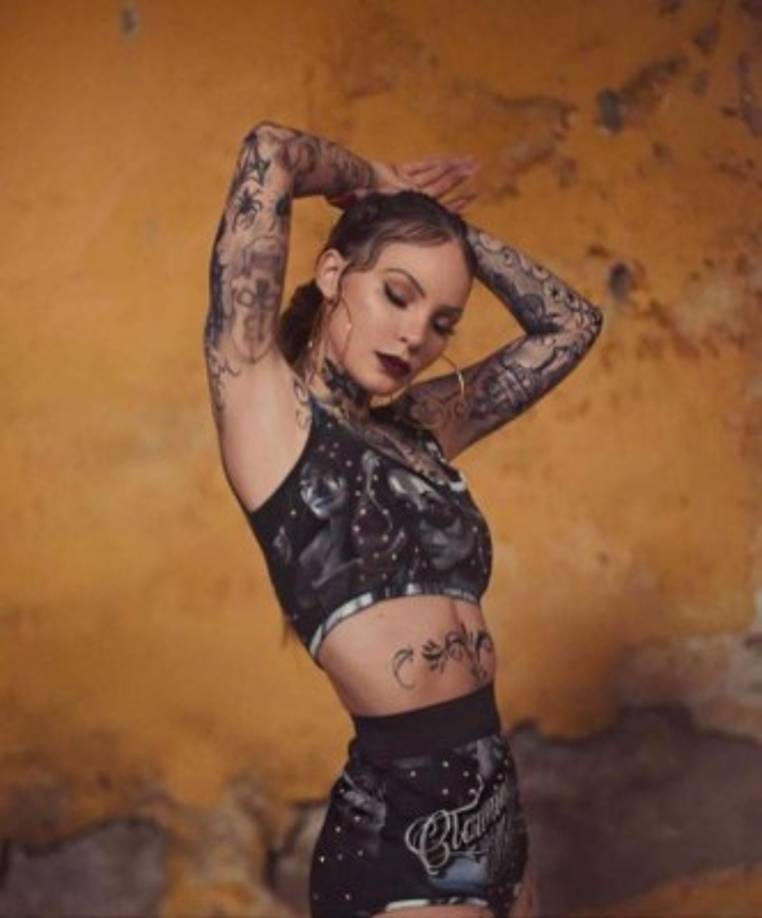 Los tatuajes de Belinda son temporales, hechos para la grabación del videoclip de la colaboración con la banda Los Ángeles Azules.