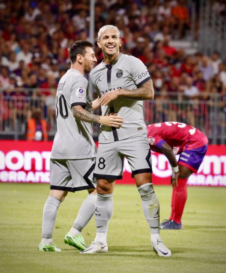 ¡No lo podía creer! Ante la genialidad de gol que marcó en los minutos finales, sus compañeros lo buscaron para celebrar con él.