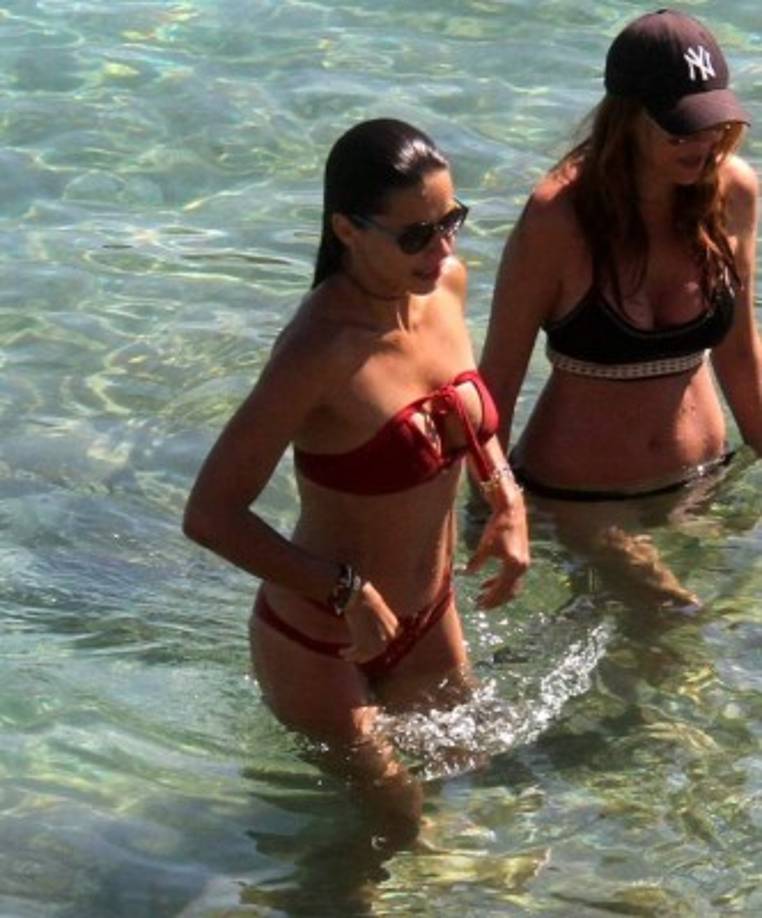 Adriana Lima cuenta con 35 años de edad y mantiene su figura.