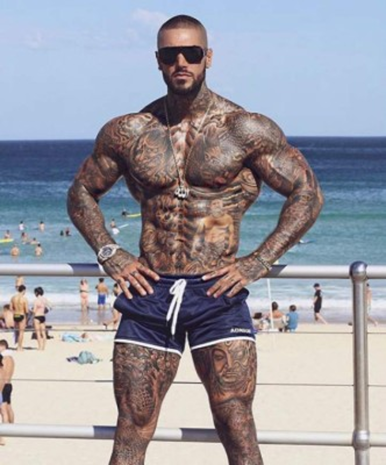 Conocido como el 'Hulk musulmán', Balapour de 28 años, relató a medios australianos que llegó a Queensland en un bote hace cinco años.