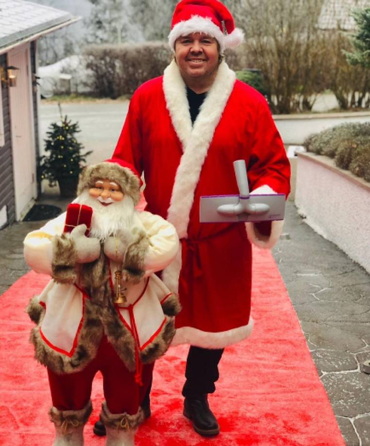 Tomas Brolin se retiró en las filas del Hudiksvalls sueco en 1999. Lo más insólito es que su último partido lo jugó de portero atajando un penal. Desde entonces se quedó con su familia y ahora mantiene una fortuna gracias a su empresa de aspiradoras.