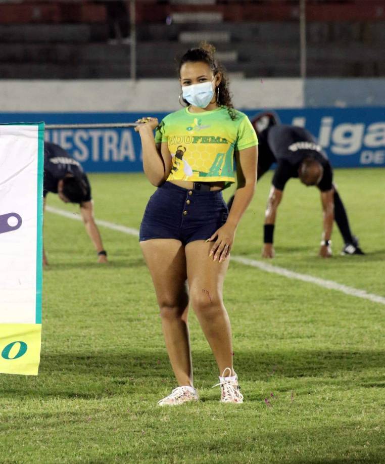 En el estadio Ceibeño durante el juego Victoria-Honduras Progreso se presentarios varias edecanes de los patrocinadores del Home Club.