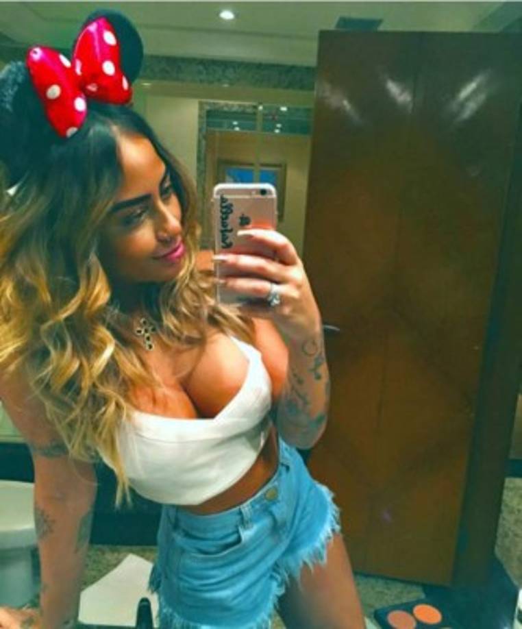 En múltiples oportunidades, Rafaella ha ocupado páginas de la prensa rosa tanto en Brasil, como en Europa, por algunas de las sensuales fotografías que publica en su cuenta de Instagram.