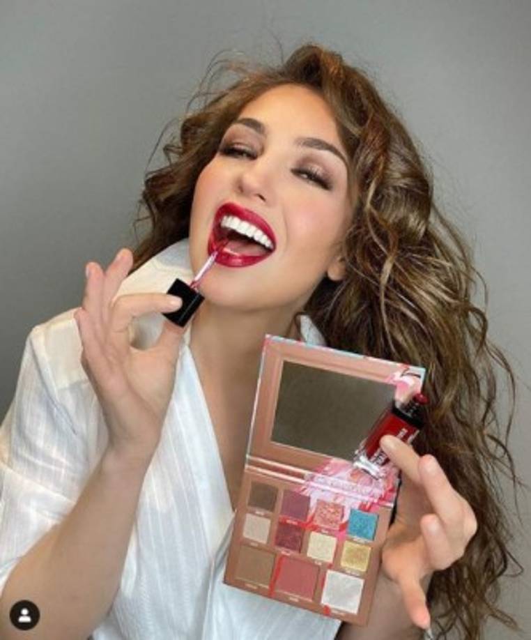 Thalía ha sido también acusada de haberse realizado cirugías plásticas, una de ellas la rinoplastia (operación de la nariz).