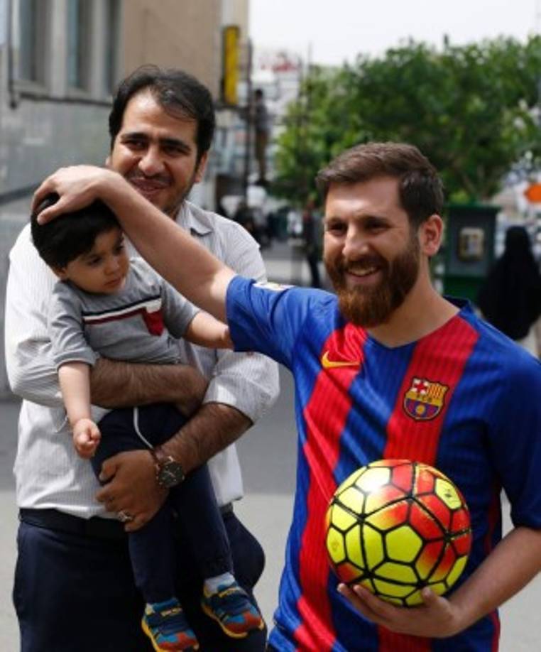 Reza Parastesh se lo toma como un juego. Aparece con el mismo corte de pelo que Messi y su camiseta. AFP
