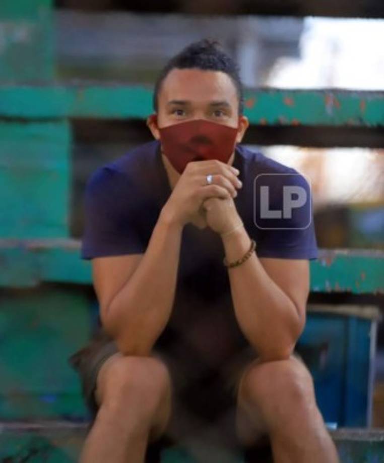 El eterno Julio César 'Rambo' de León reapareció en público y estuvo en las gradas del estadio Excélsior observando el partido Platense-Real de Minas.