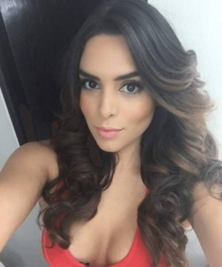 Esta hermosa mujer en un tiempo atrás, se le había visto envuelta en un problema amoroso con el futbolista chileno Humberto “Chupete” Suazo.