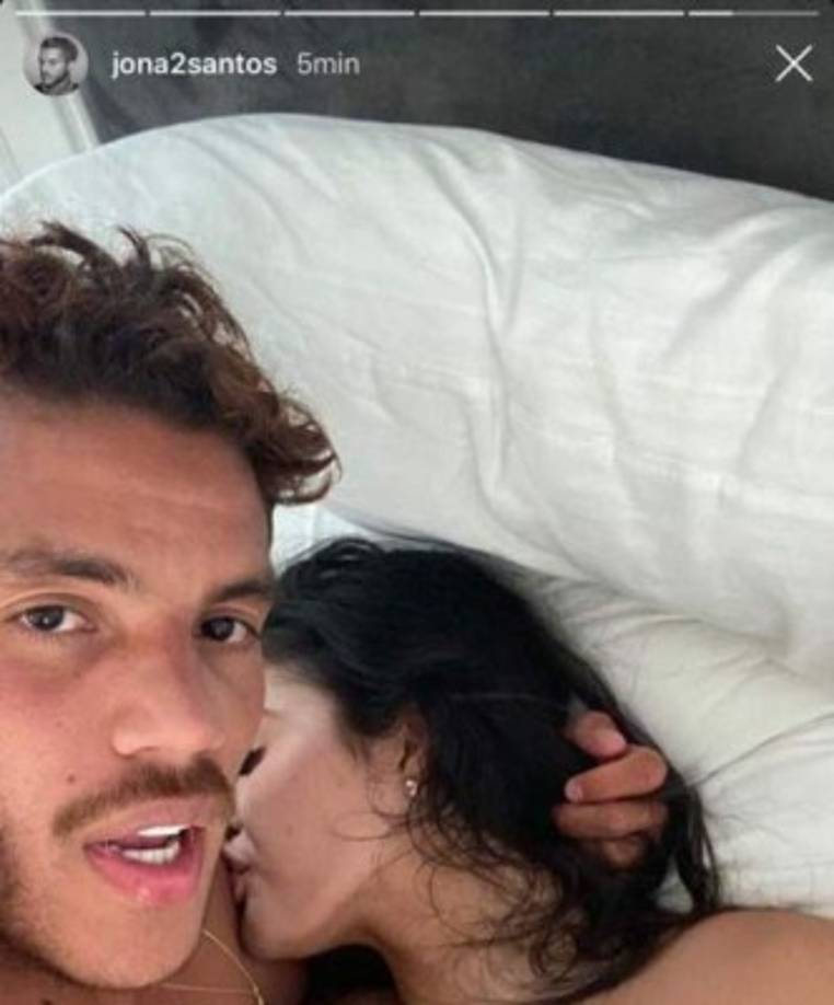 Esta fue la foto del mediocampista mexicano en su Instagram Stories. La joven apareció sin ropa, posteriormente el jugador la borró pero ya era demasiado tarde.¿Quién es la chica?